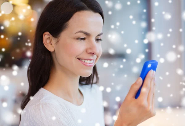 Nahaufnahme einer lächelnden Frau mit Smartphone im Café — Stockfoto