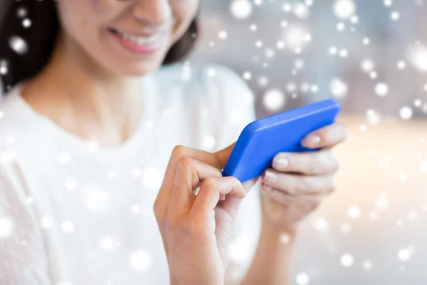 Primer plano de la mujer con teléfono inteligente en la cafetería —  Fotos de Stock