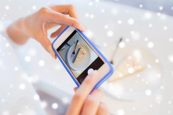 Mãos de mulher com smartphone tirando foto de comida — Fotografia de Stock