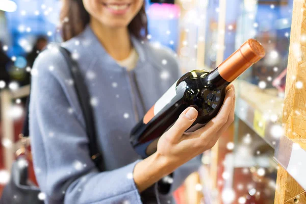 Happy Woman Choisir et acheter du vin dans le marché — Photo