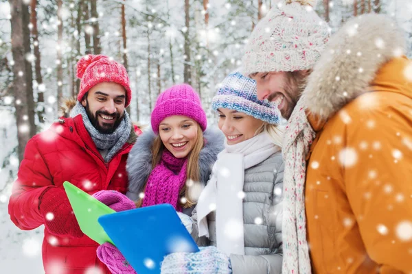 Uśmiechnięty znajomych z komputera typu tablet w zimowym lesie — Zdjęcie stockowe