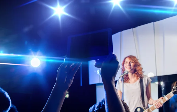 Manos con tableta pc tomando video de concierto de música — Foto de Stock