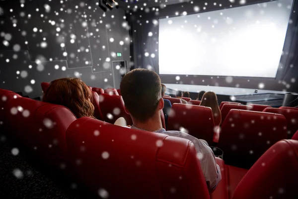 Casal assistindo filme no teatro ou cinema — Fotografia de Stock