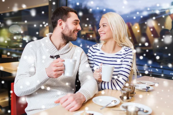 Счастливая пара встреча и пить чай или кофе — стоковое фото