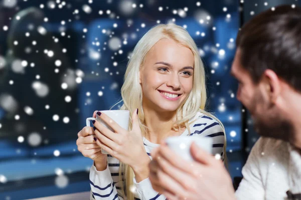 Feliz pareja reunión y beber té o café —  Fotos de Stock