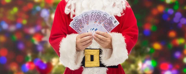 Närbild på jultomten med euron pengar — Stockfoto