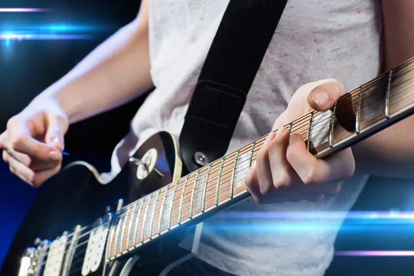 Músico tocando guitarra eléctrica con mediador — Foto de Stock