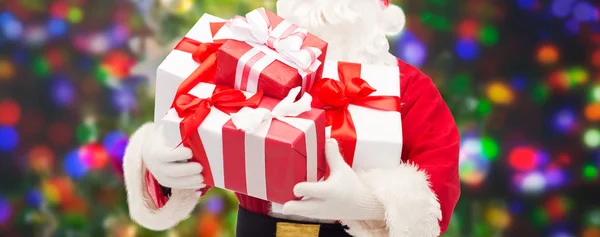 Hombre disfrazado de santa claus con cajas de regalo —  Fotos de Stock