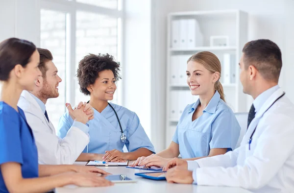 Grupo de médicos felices reunidos en la oficina del hospital — Foto de Stock