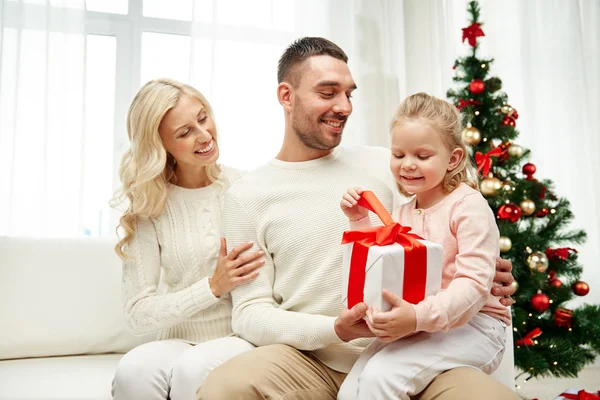 Familia feliz en casa con caja de regalo de Navidad —  Fotos de Stock