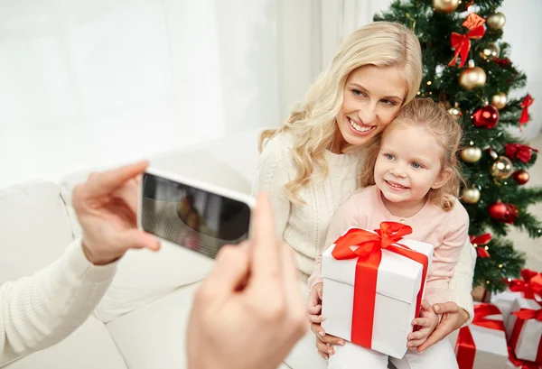 Familia tomando fotos con smartphone en Navidad — Foto de Stock