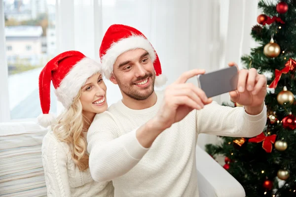 Casal tomando selfie com smartphone no Natal — Fotografia de Stock