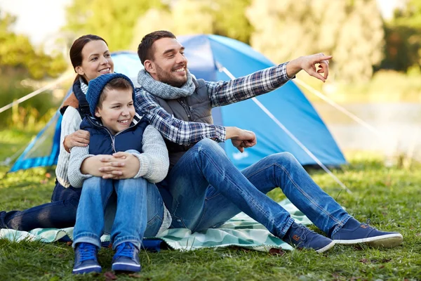 Família feliz com tenda no local do acampamento — Fotografia de Stock