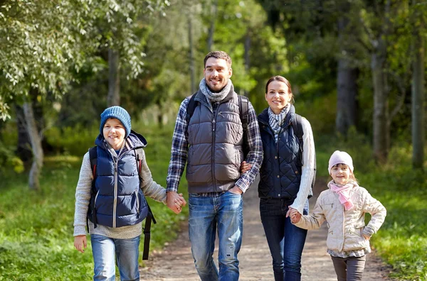 Família feliz com mochilas caminhadas — Fotografia de Stock
