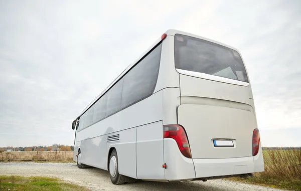 Ônibus turístico dirigindo ao ar livre — Fotografia de Stock