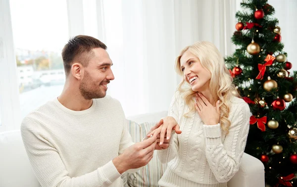 Bărbat care dă inel de logodnă femeii de Crăciun — Fotografie, imagine de stoc