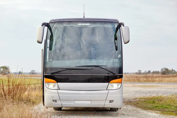 Autobús turístico que permanece al aire libre — Foto de Stock