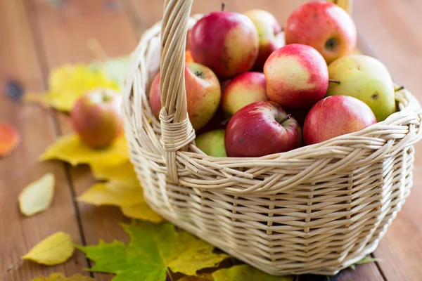 Primer plano de la cesta con manzanas en la mesa de madera — Foto de Stock