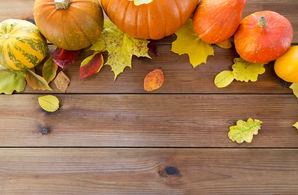 Close up van pompoenen op houten tafel thuis — Stockfoto