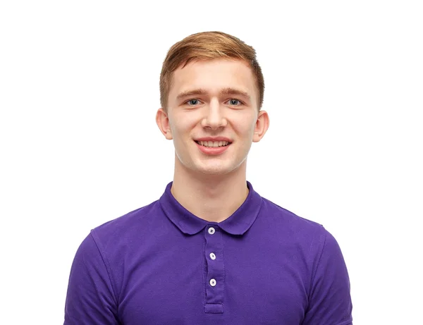 Jovem sorridente em polo roxo t-shirt — Fotografia de Stock