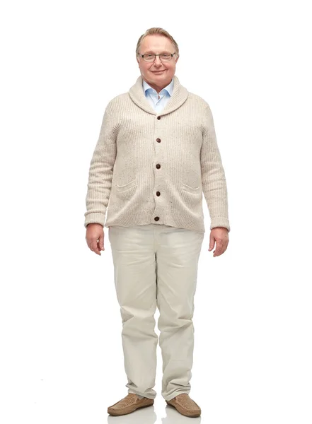 Lächelnder Senior in Strickjacke — Stockfoto