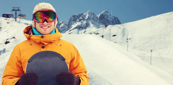 Jovem feliz em óculos de esqui sobre montanhas Imagens Royalty-Free