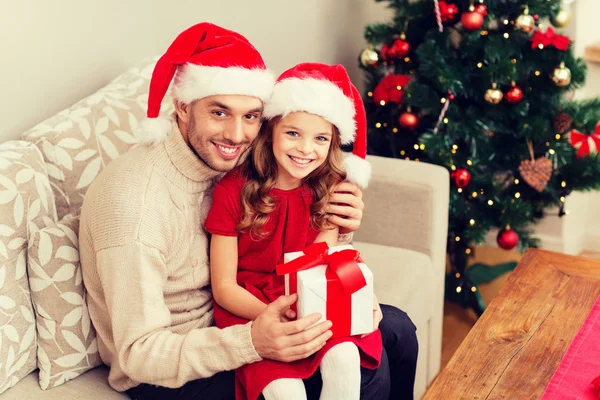 Glimlachend vader en dochter houden doos van de gift — Stockfoto