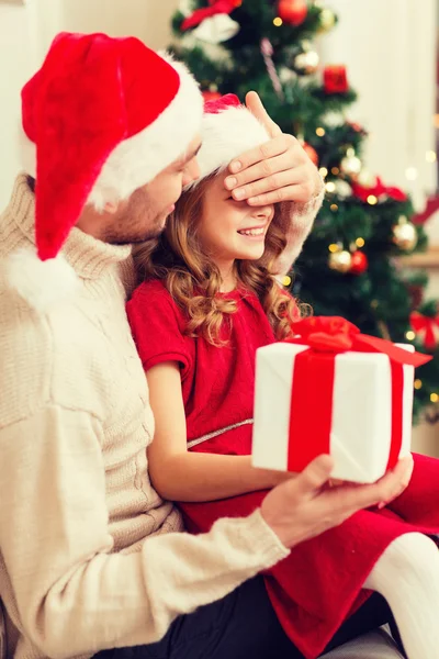Sonriente padre sorprende hija con caja de regalo —  Fotos de Stock