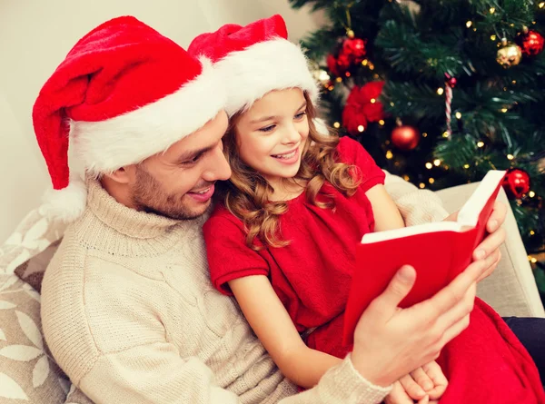 Sorrindo pai e filha lendo livro — Fotografia de Stock