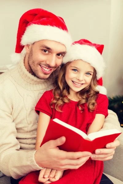 Sorridente padre e figlia lettura libro — Foto Stock