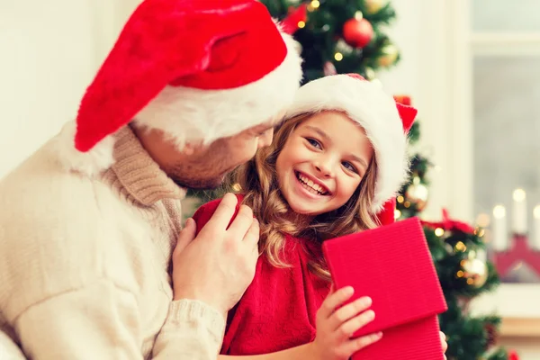 Sorridente padre e figlia apertura confezione regalo — Foto Stock