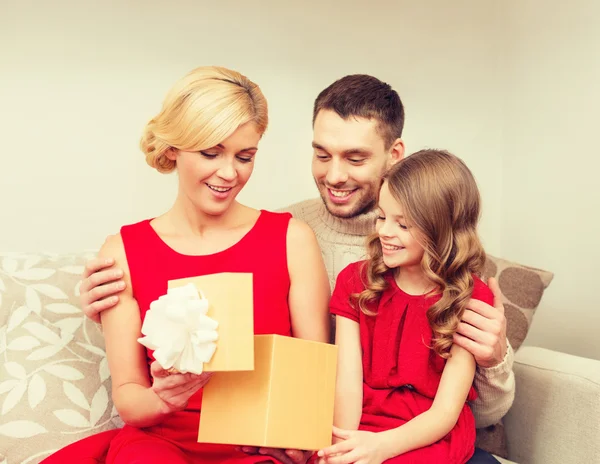 Caja de regalo de apertura familiar feliz —  Fotos de Stock