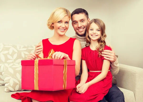 Openen van de doos van de gift en gelukkige familie — Stockfoto