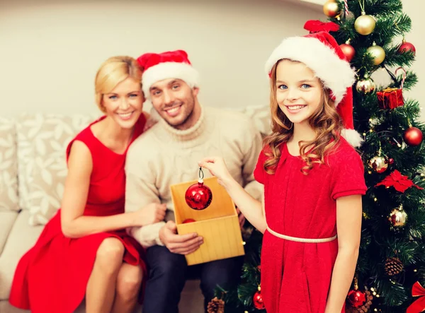 Famille souriante décorant arbre de Noël — Photo