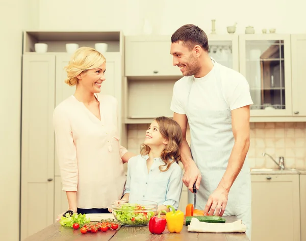 Feliz família fazendo o jantar na cozinha — Fotografia de Stock