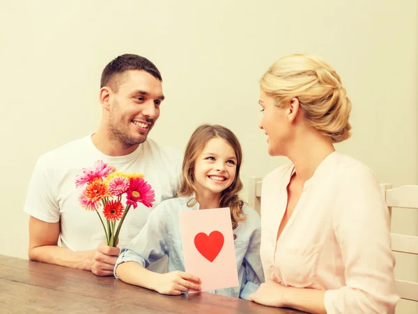 Glückliche Familie feiert Muttertag — Stockfoto