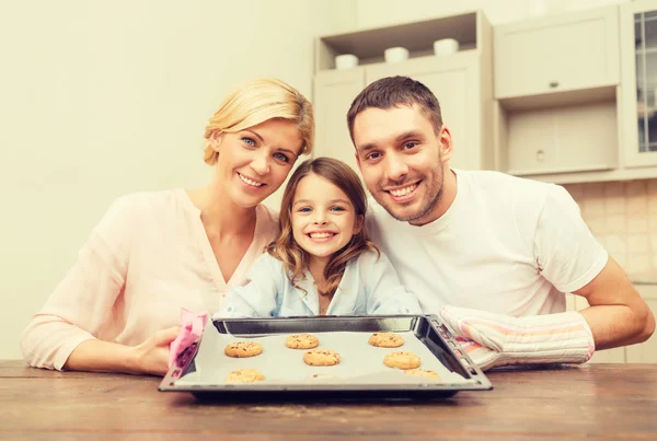 Lycklig familj att göra kakor hemma — Stockfoto