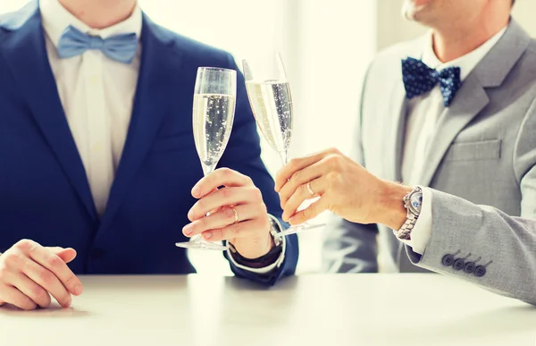 Vicino di maschio gay coppia con champagne bicchieri — Foto Stock