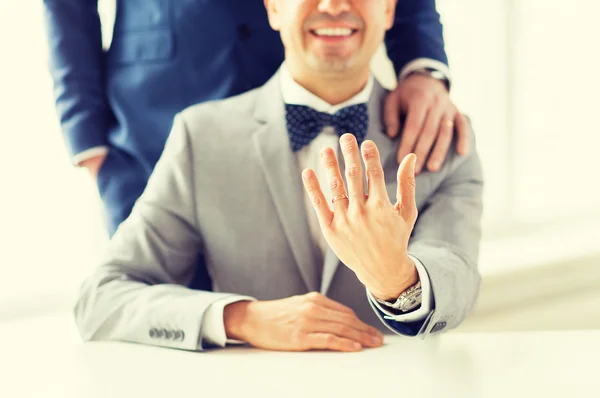 Cerca de pareja gay masculina con anillos de boda en —  Fotos de Stock