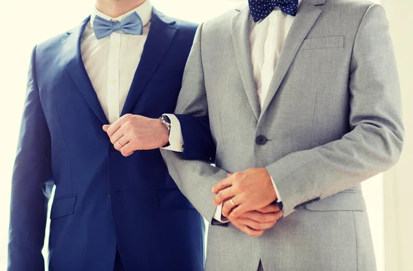 Cerca de feliz macho gay pareja cogido de la mano —  Fotos de Stock