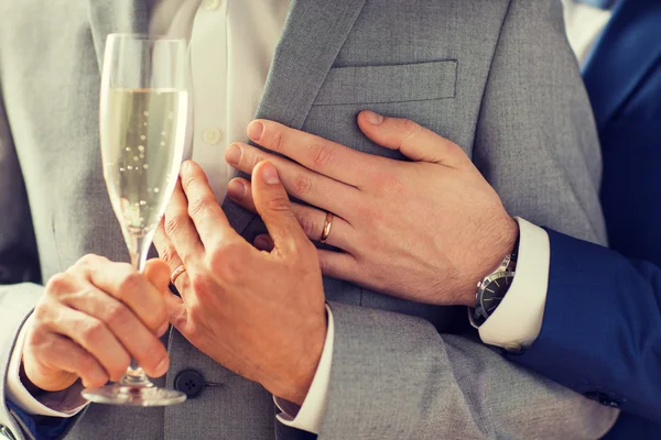 Primer plano de hombre gay pareja con champán vidrio — Foto de Stock