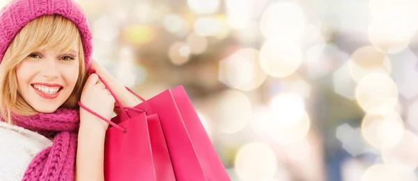 Sonriente joven con bolsas de compras — Foto de Stock