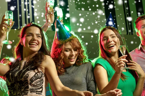 Amigos sonrientes con copas de champán en el club — Foto de Stock