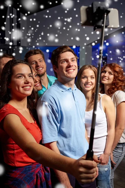 Friends with smartphone taking selfie in club — Stock Photo, Image