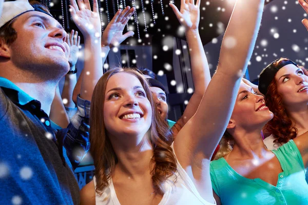 Lachende vrienden bij een concert in club — Stockfoto