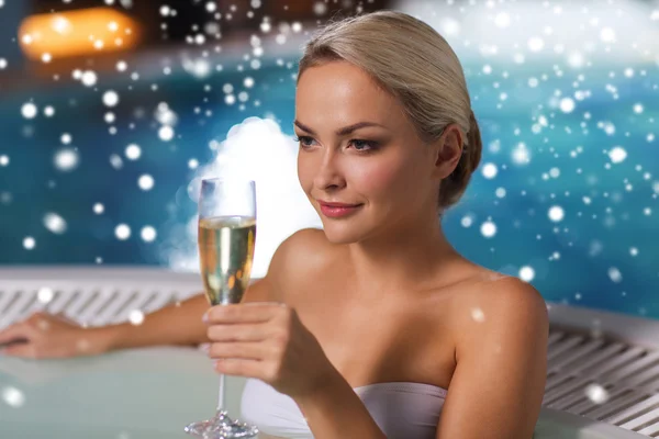 Femme heureuse buvant du champagne à la piscine — Photo