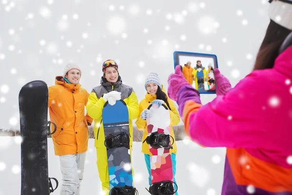 Amigos felices con tablas de snowboard y tableta PC — Foto de Stock