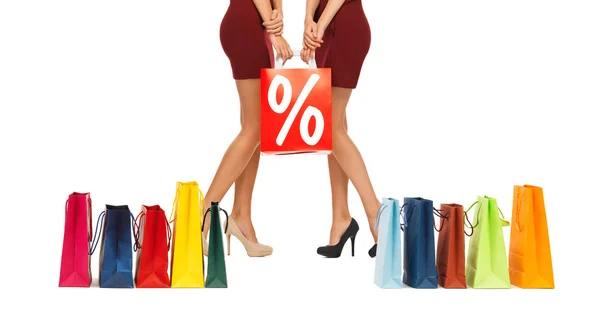Närbild på kvinnor med försäljning tecken på shopping väska — Stockfoto