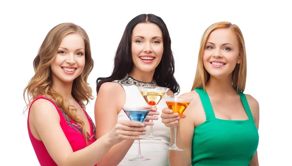 Drei lächelnde Frauen mit Cocktails — Stockfoto