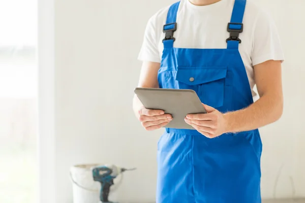 Zblízka tvůrce nebo dělník s tablet pc — Stock fotografie